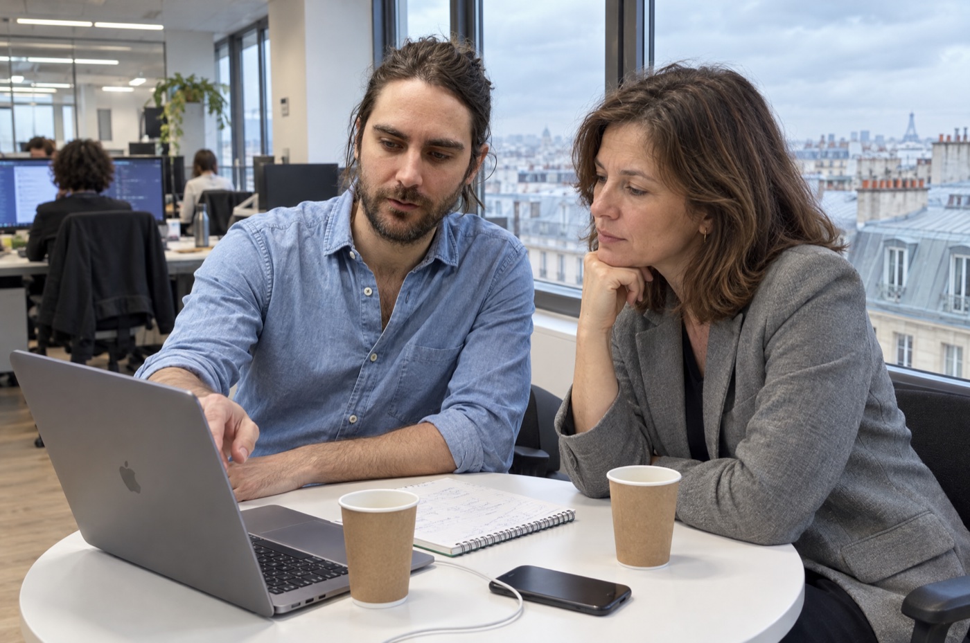 Conseiller et cliente en rendez-vous devant un ordinateur portable